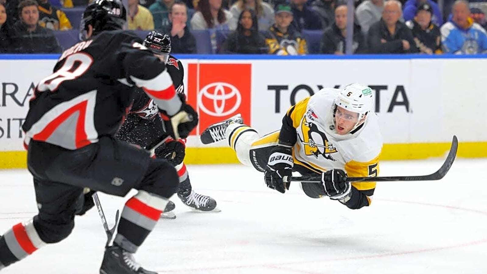 Avery Hayes' 2-goal debut propels Penguins past Sabres