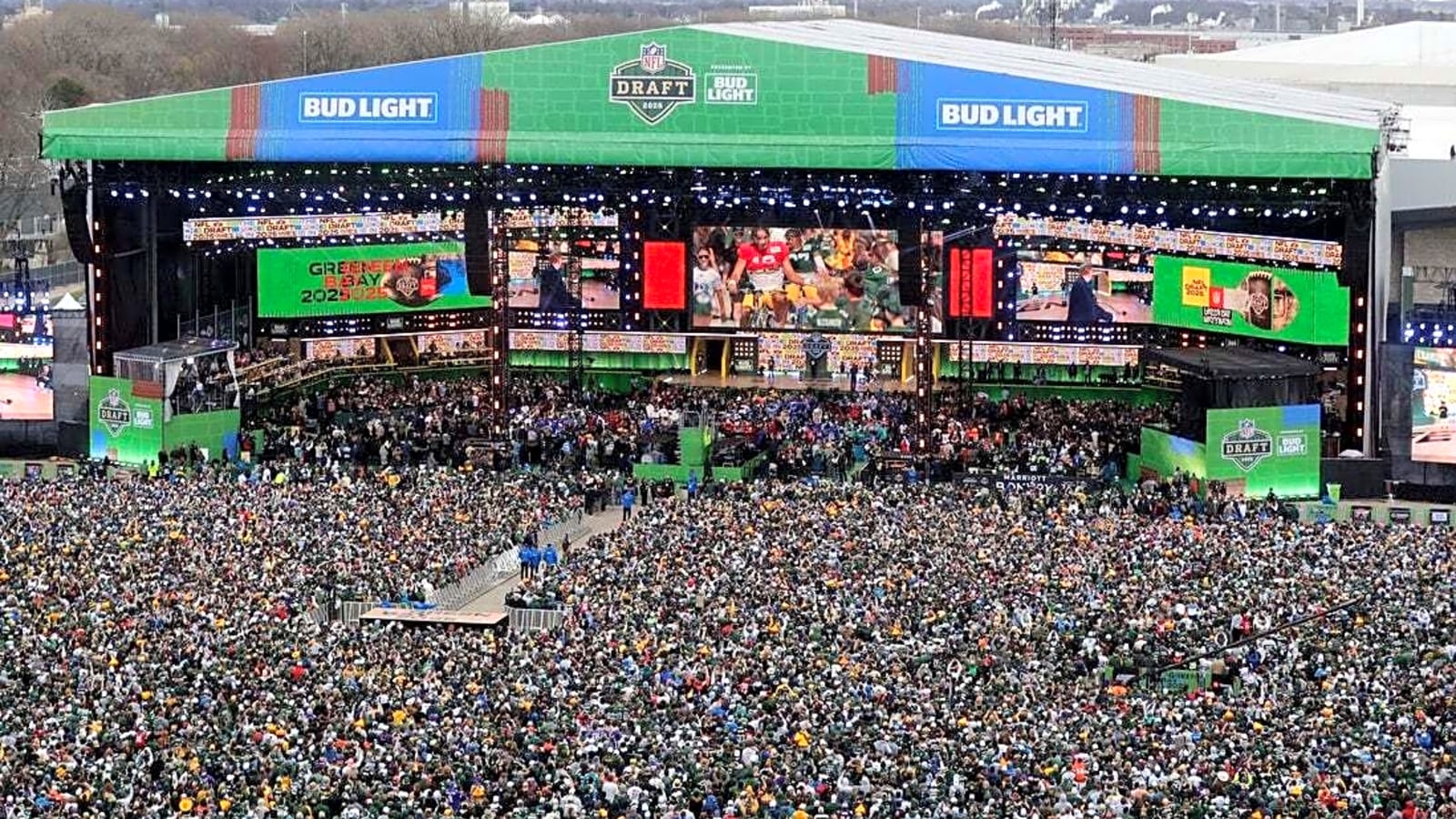 Wisconsin residents savor Green Bay&#39;s NFL draft spotlight