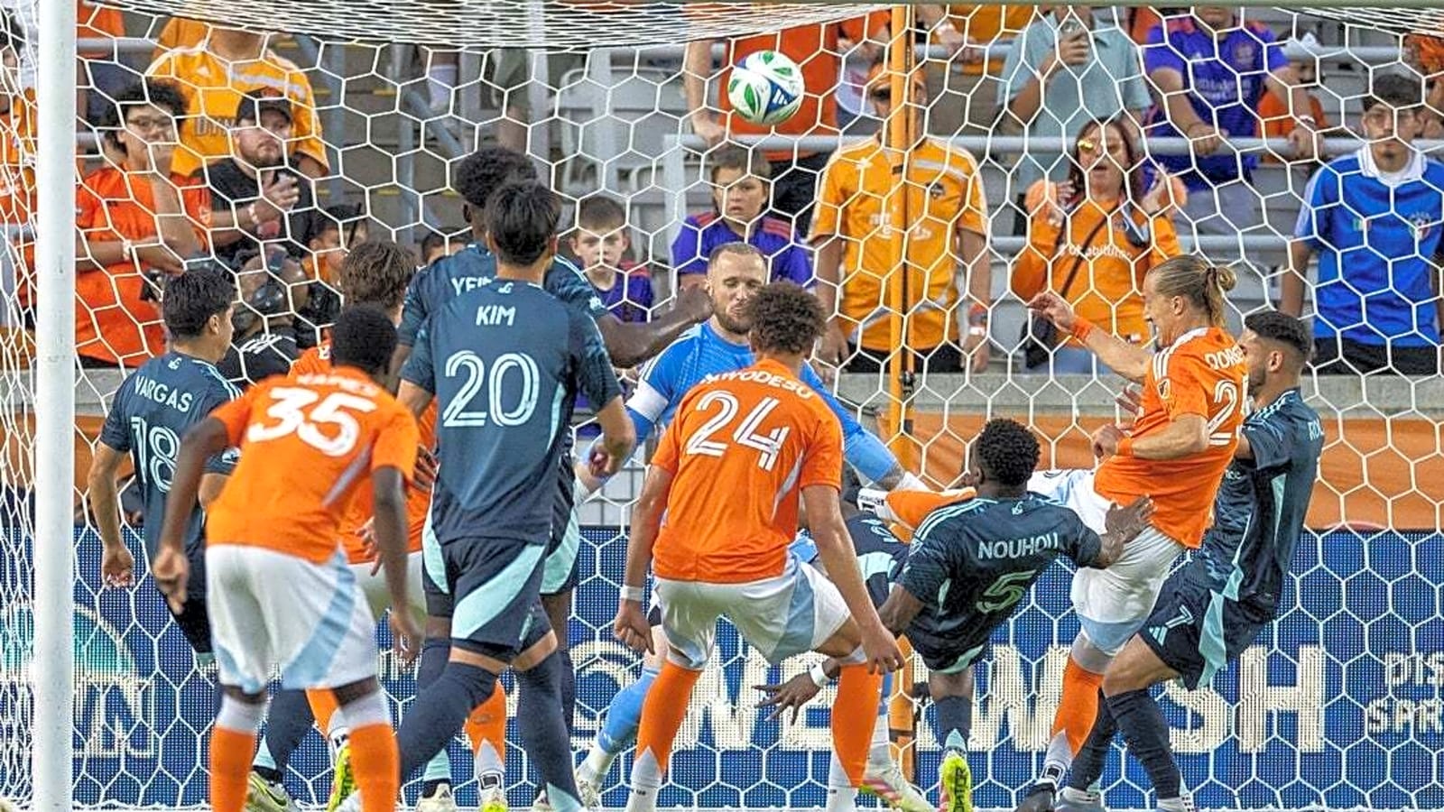 Sounders keep rolling, defeat short-handed Dynamo