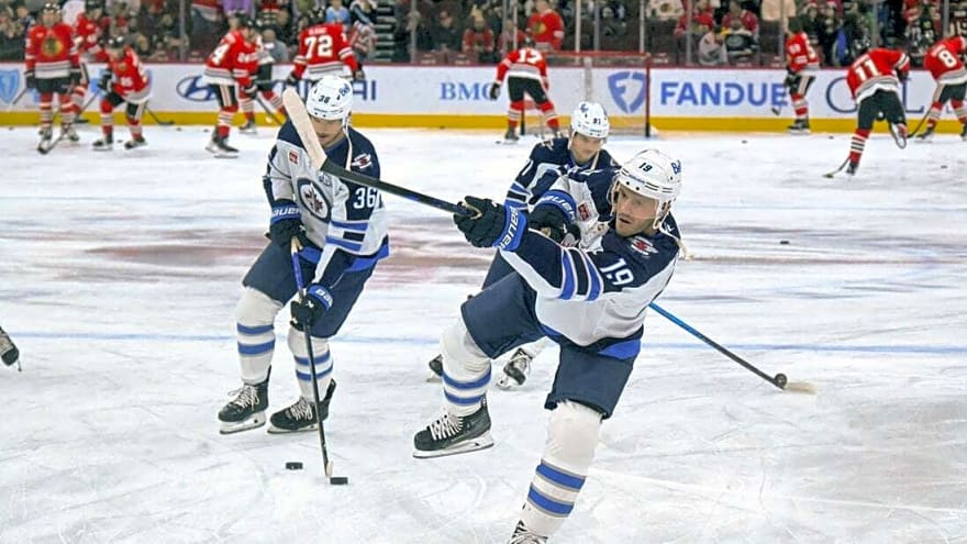 Blackhawks halt 3-game skid with shutout win over Jets