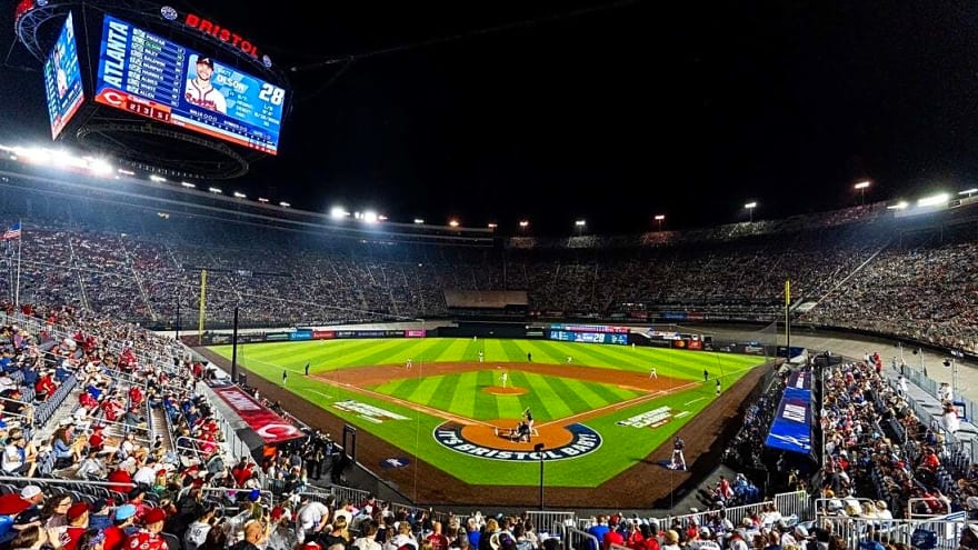 Braves, Reds suspended until Sunday in MLB Speedway Classic