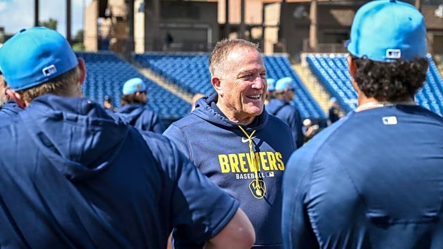 Reports: Brewers extend manager Pat Murphy through at least '28