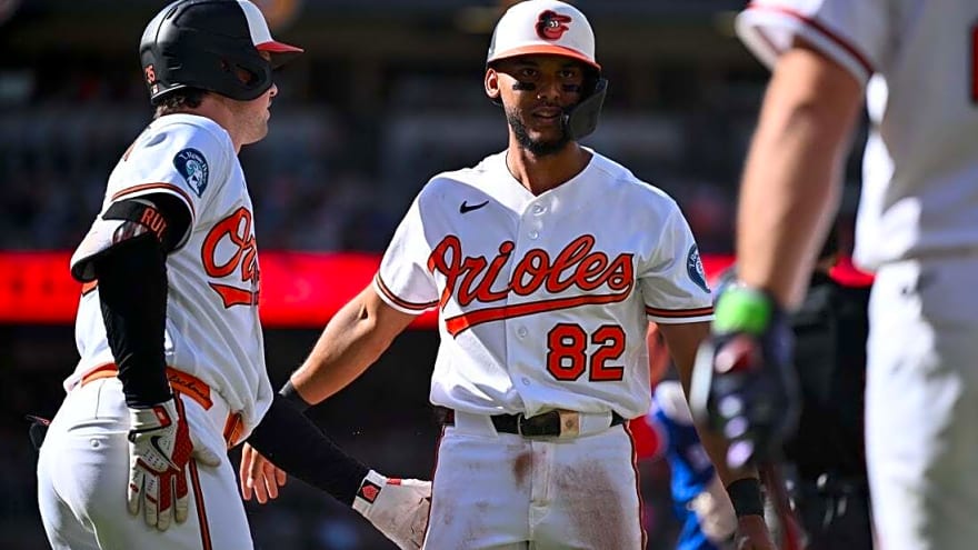 Orioles score five runs in ninth to stun Blue Jays
