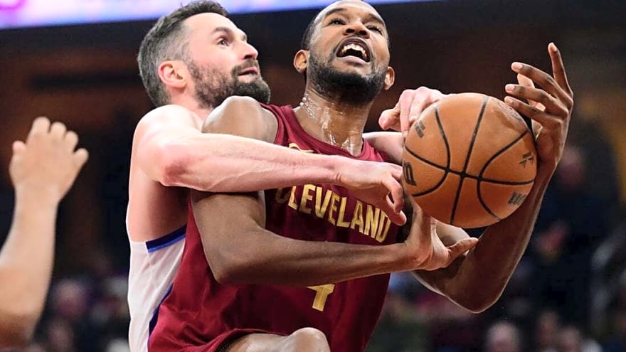 Jazz bounce back from blowout, rally past Cavaliers