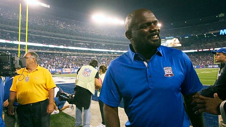 Giants great Lawrence Taylor hospitalized with 'abdominal issues'