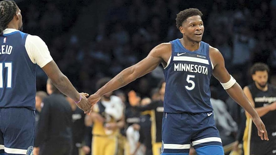 Wolves grab big lead, fend off Wizards&#39; comeback bid