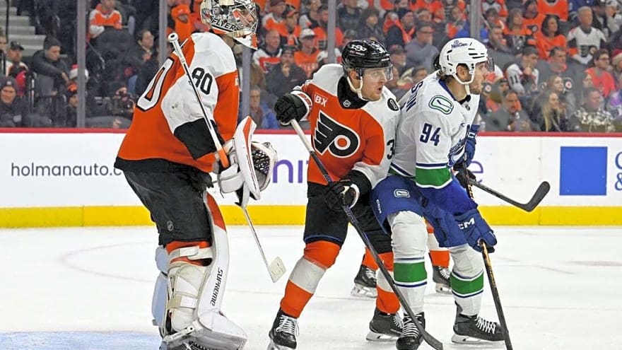 Fourth line shines as Flyers end Canucks' winning streak