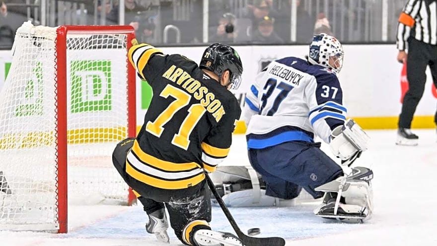 Bruins' home dominance continues in blowout of Jets