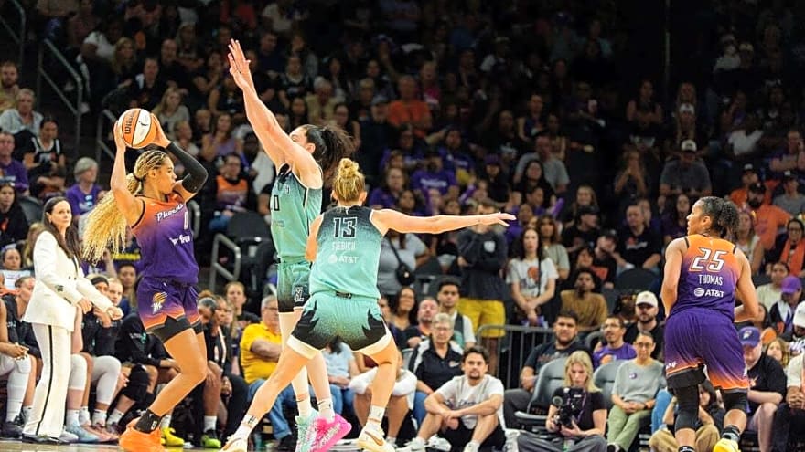 Breanna Stewart&#39;s injury looming over Liberty&#39;s Game 2 vs. Mercury