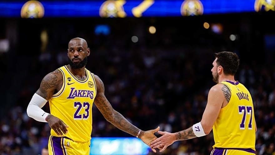 Lakers bring star power, winning streak into game against Heat
