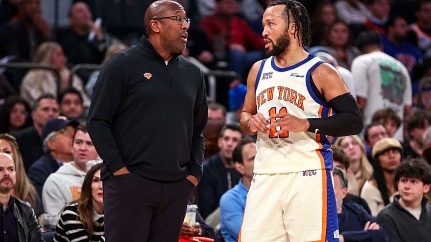 Skid snapped, Knicks start West swing with surging Suns