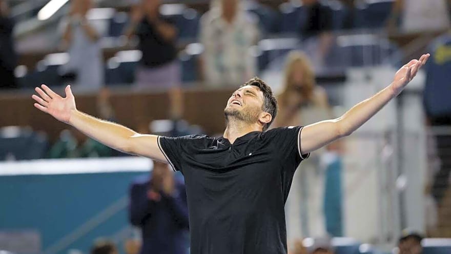 Italy clinches 3rd straight Davis Cup with sweep of Spain