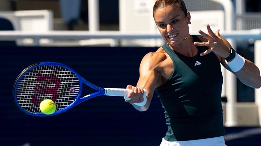 Maria Sakkari upsets No. 1 seed Iga Swiatek in Doha QFs