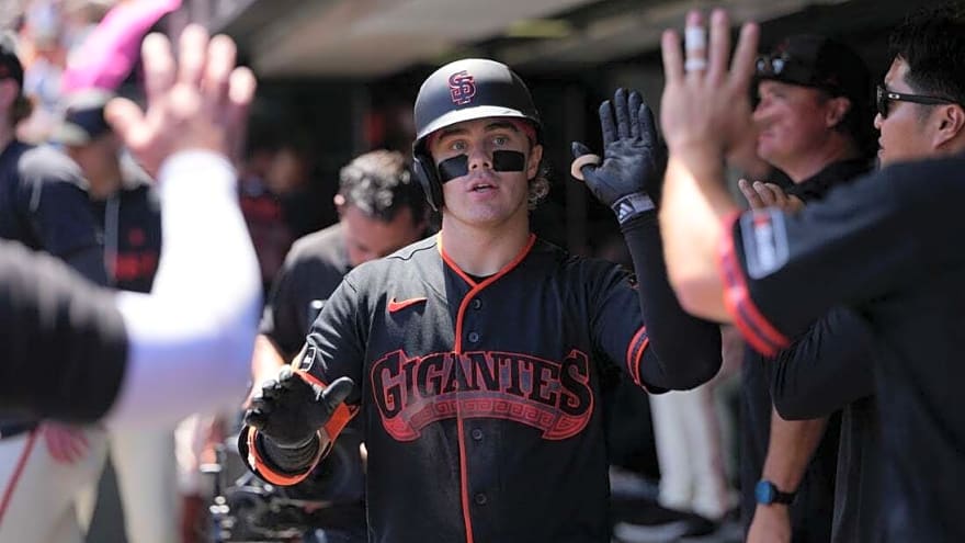 Giants use six-run fourth inning to blast Rockies