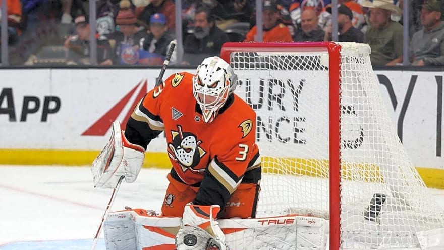 Ville Husso steller in net as Ducks score 5 unanswered goals to top Islanders