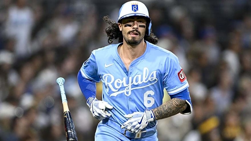 Royals score late, hold off Padres