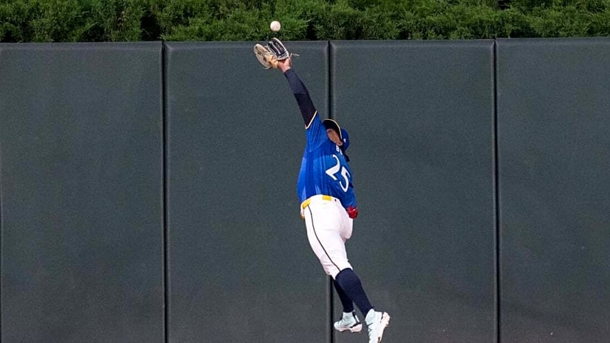 Twins await word on severity of CF Byron Buxton's shoulder injury