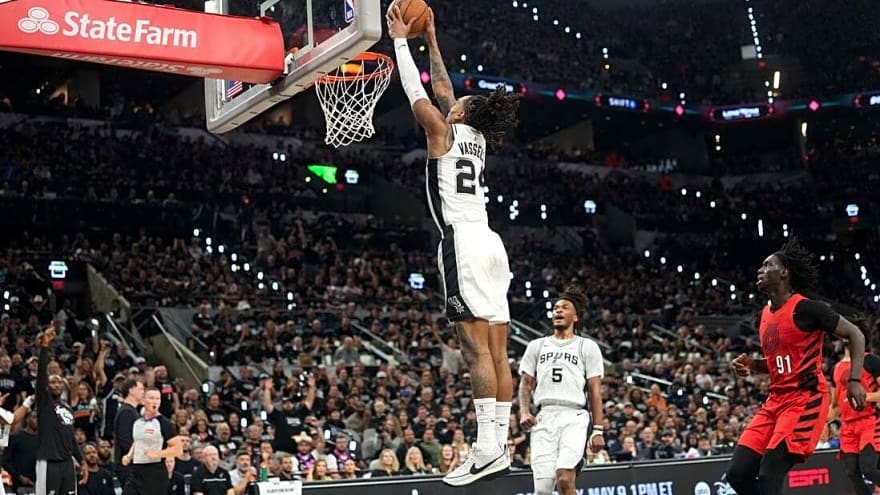 De'Aaron Fox's big fourth quarter helps Spurs close out Blazers