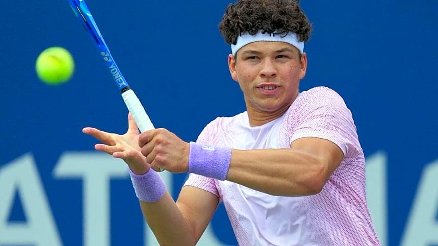 Ben Shelton earns first win over Adrian Mannarino to advance in Toronto
