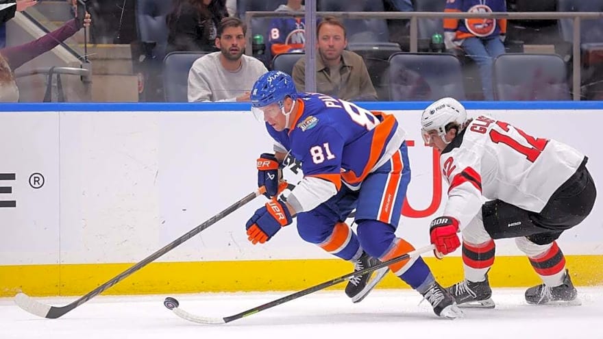 Islanders rout Devils in home-opener shutout