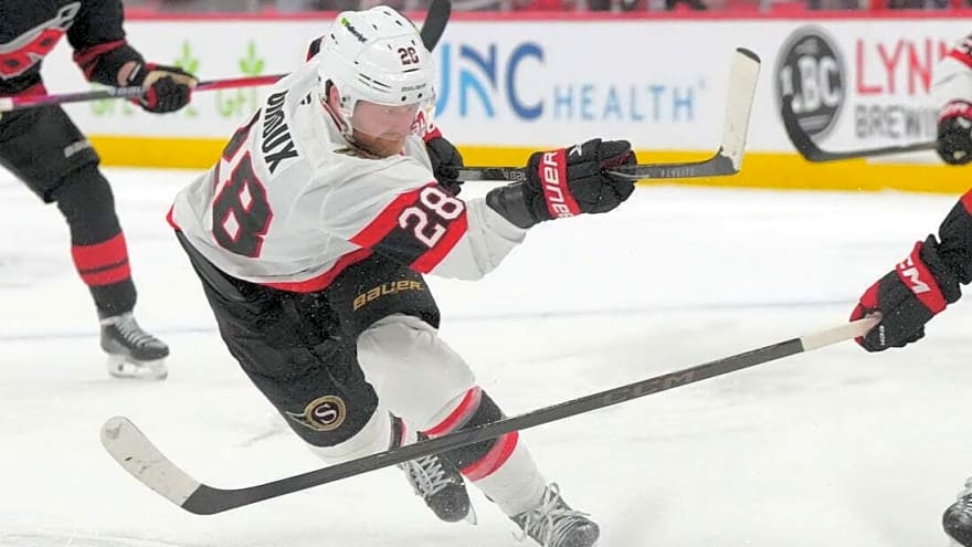 Claude Giroux signs one-year deal to return to Senators