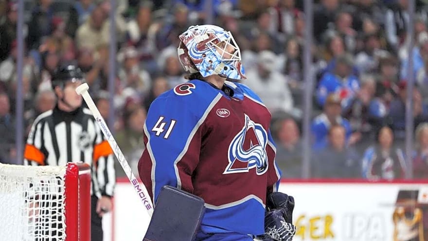 Avalanche G Scott Wedgewood exits vs. Canucks with upper-body injury