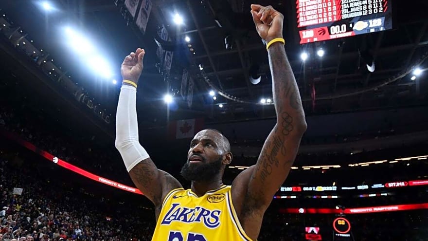 NBA roundup: Lakers win, but LeBron James&#39; double-figure streak ends