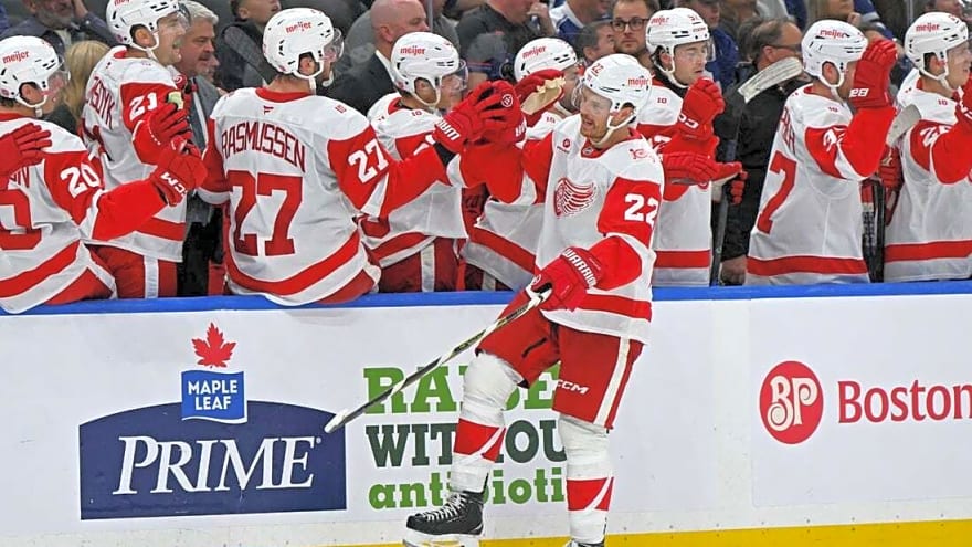 NHL roundup: Red Wings earn last-minute win over Leafs