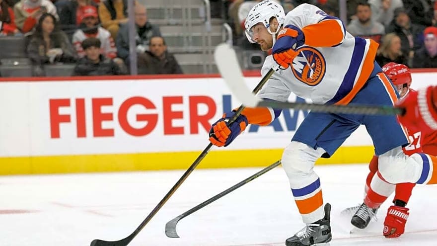 Islanders aim to continue surge vs. rebuilding Canucks