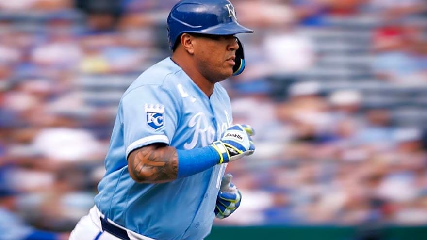 Vinnie Pasquantino (2 HRs), Royals edge Guardians in season finale