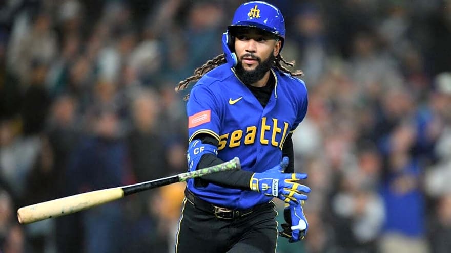 Mariners squander 9th-inning lead, rally past D-backs in 10th