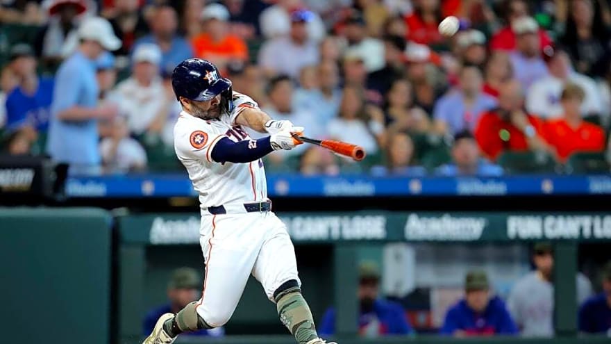Astros' Jose Altuve to undergo imaging after exiting with side injury