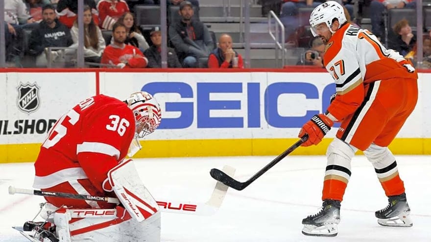 Alex DeBrincat&#39;s 3-point night powers Red Wings past Ducks