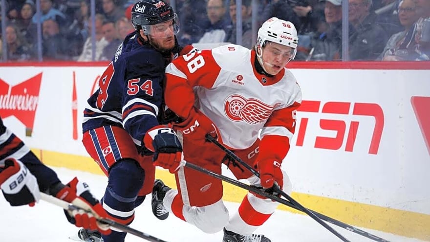 Red Wings score 4 goals in 3rd to beat Jets