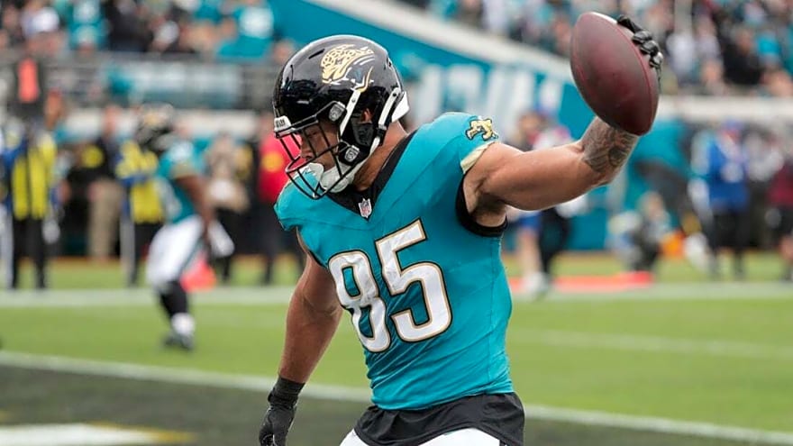 Reports: Jags agree on 3-year, $48M deal with TE Brenton Strange