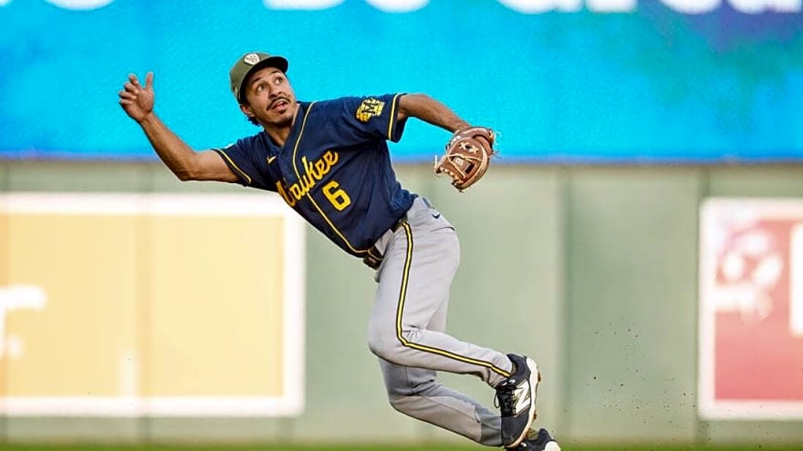 Brewers rally on controversial call to edge Twins