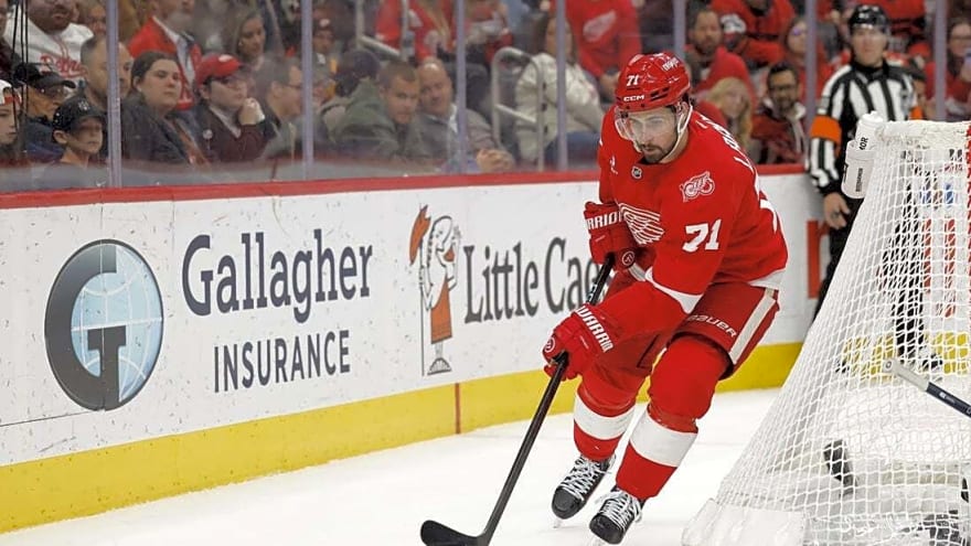 Soaring Red Wings face another hot team in Islanders