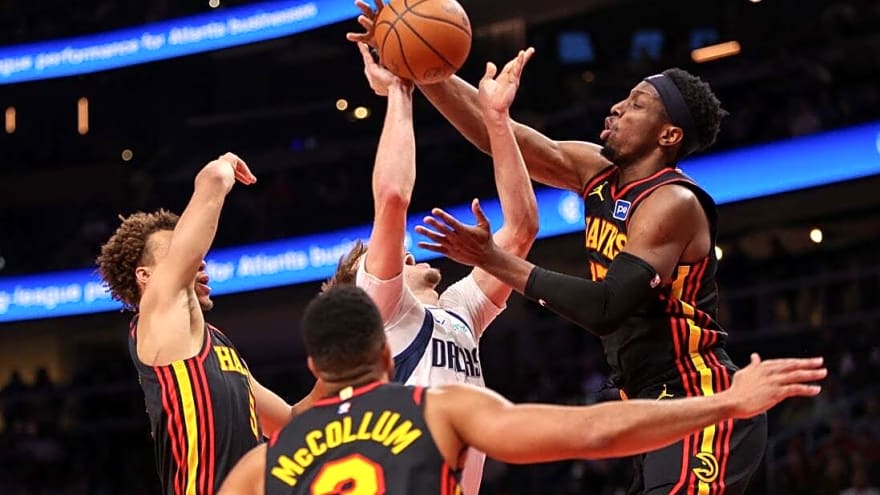 Hawks extend streak to seven with late spree against Mavs