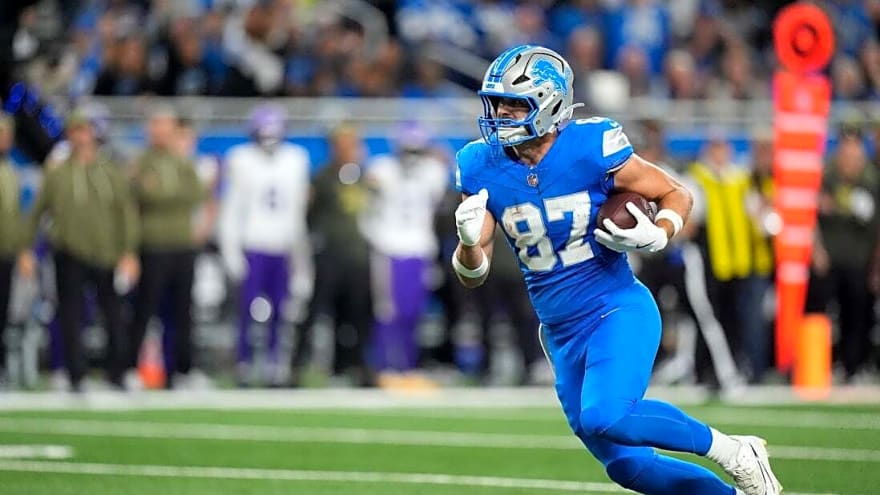 Lions TE Sam LaPorta (back) likely out for season