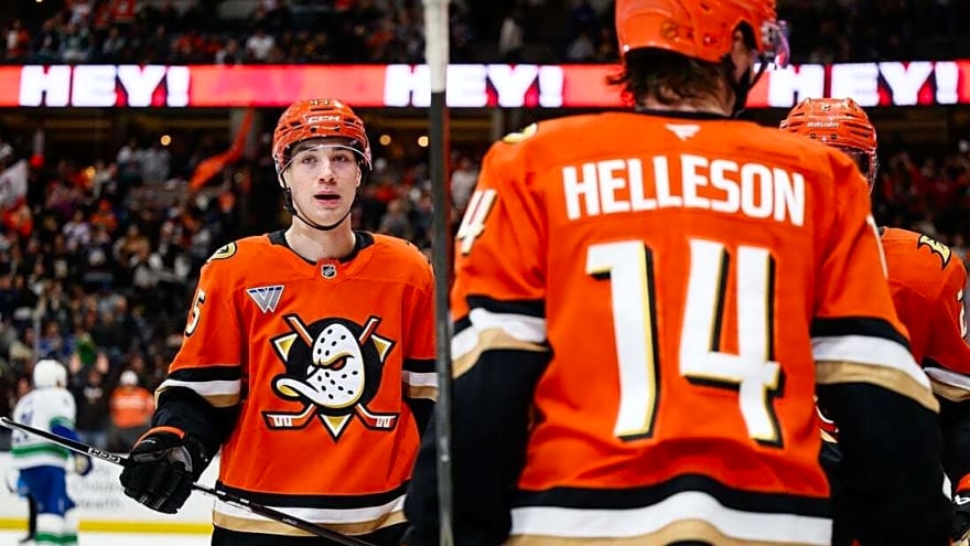 Beckett Sennecke&#39;s streak boosts Ducks as they welcome Mammoth