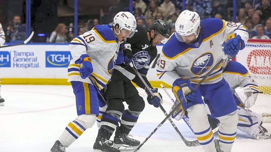 Sabres pile up goals early, cruise past Lightning