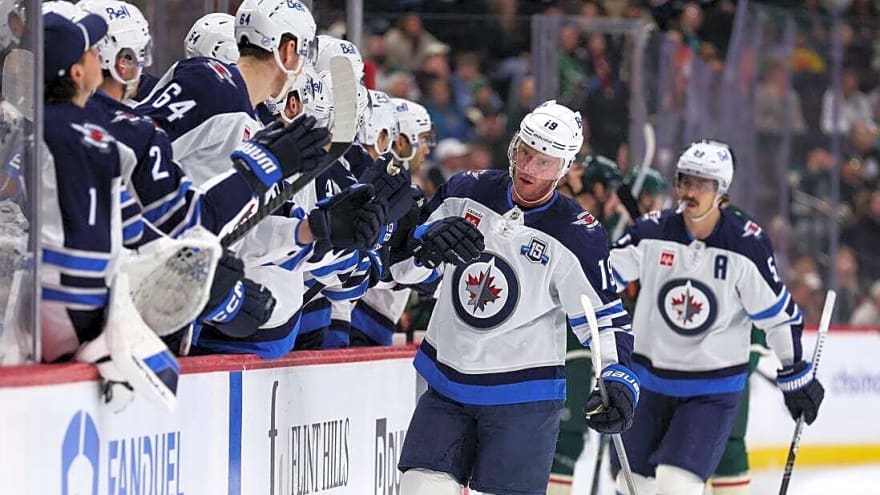 Jonathan Toews nets 900th, 901st points as Jets drub Wild