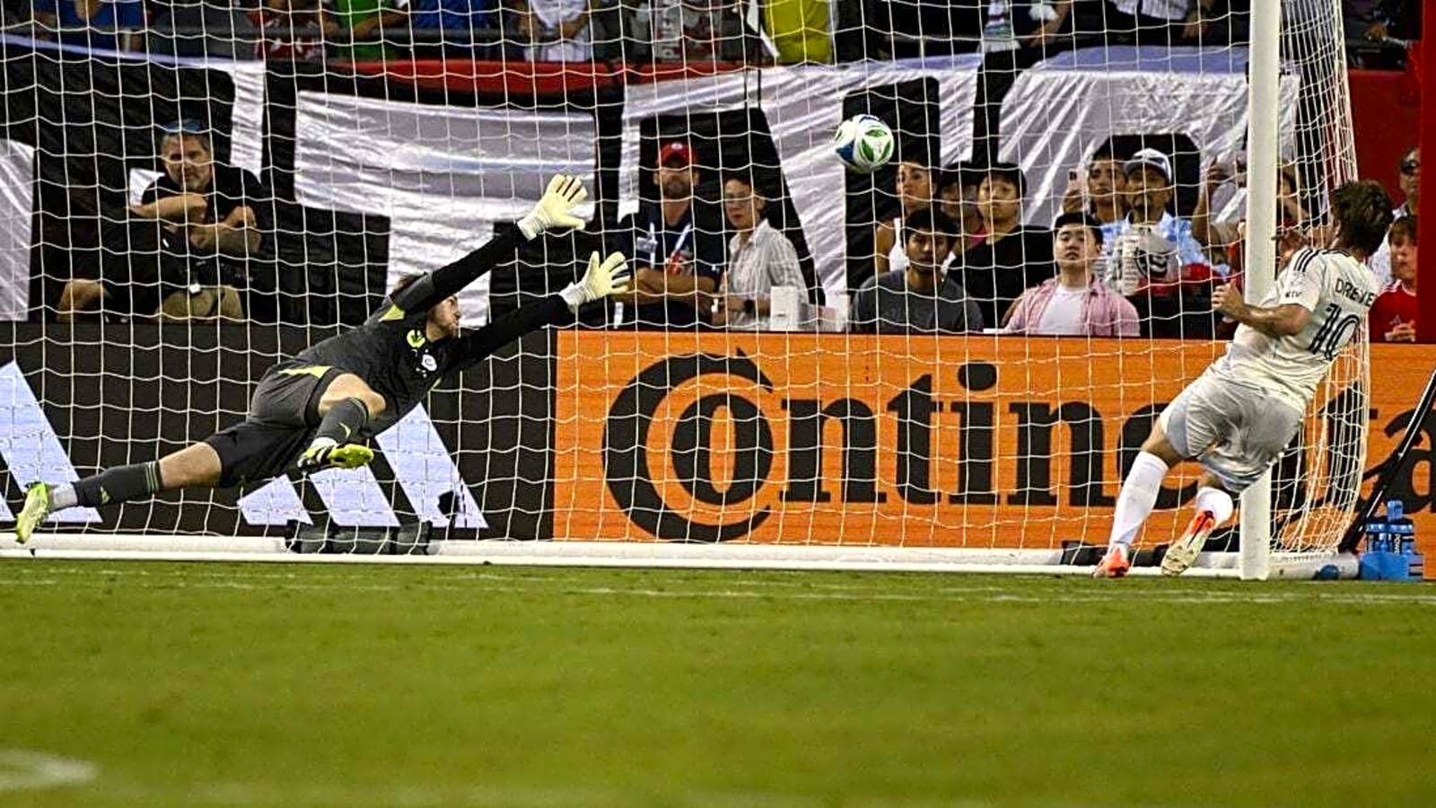 Anders Dreyer brace helps San Diego FC hold off Chicago Fire