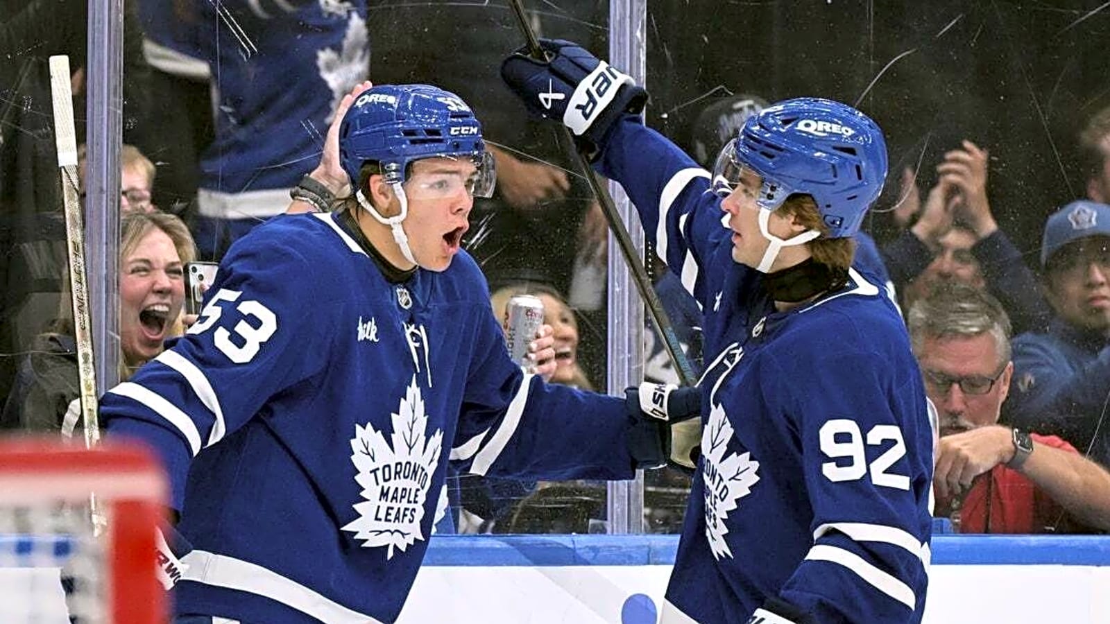 Leafs fend off Islanders for coach Jim Hiller's first win