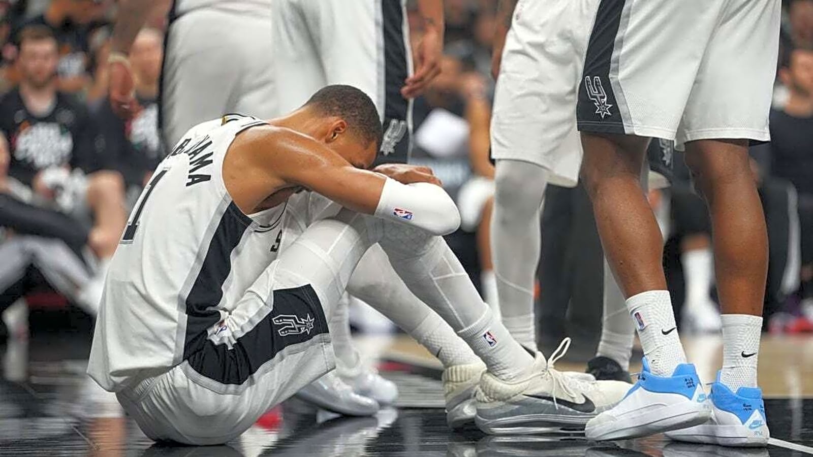 Victor Wembanyama (concussion) traveling with Spurs