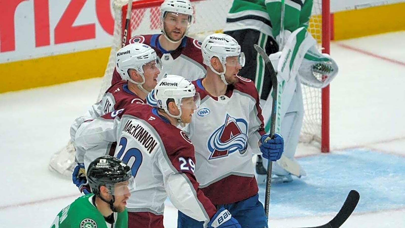 Nathan MacKinnon leads Avs to playoff-opening win over Stars