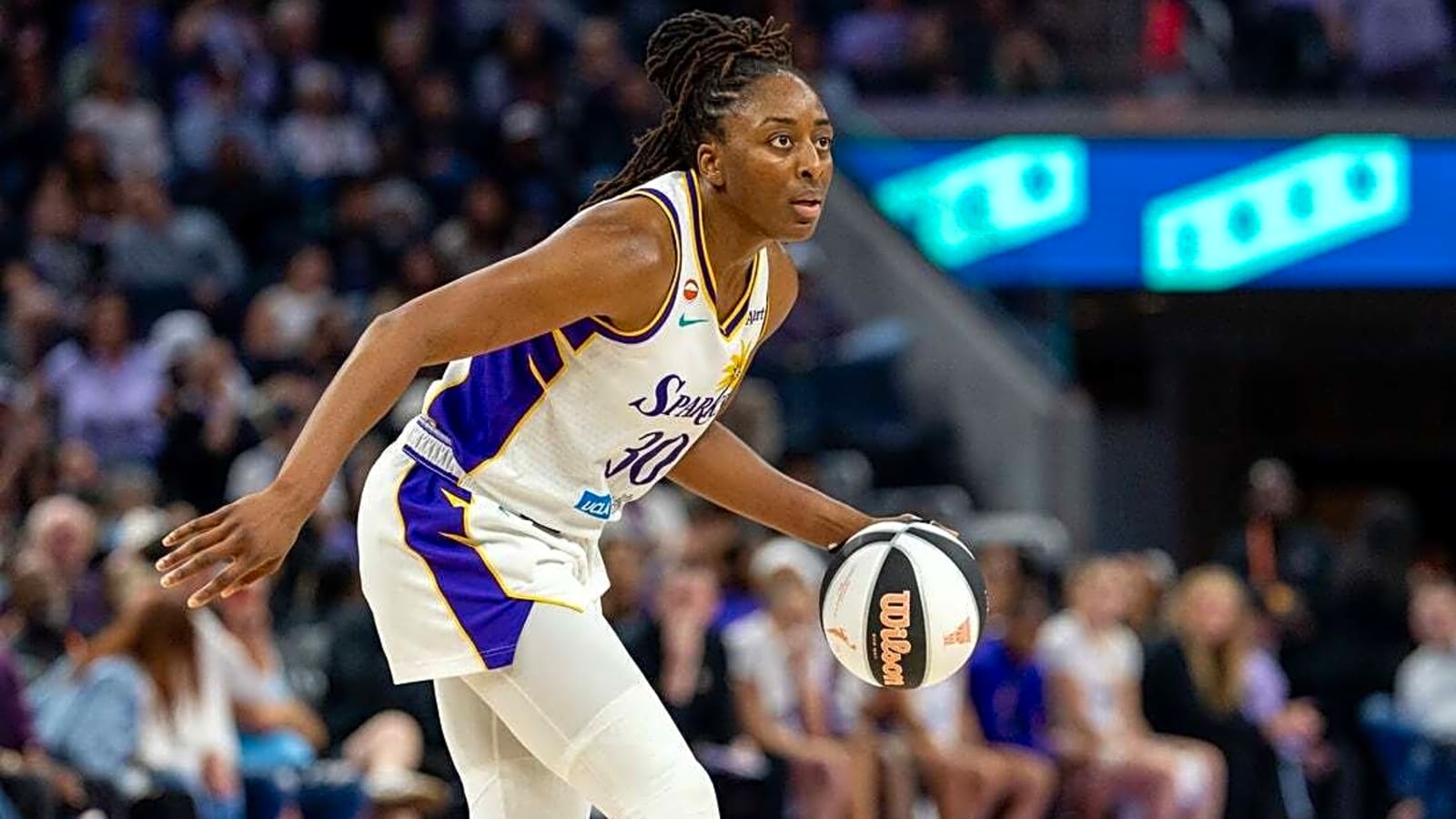 Sparks star Nneka Ogwumike's 3-pointer beats buzzer, Liberty