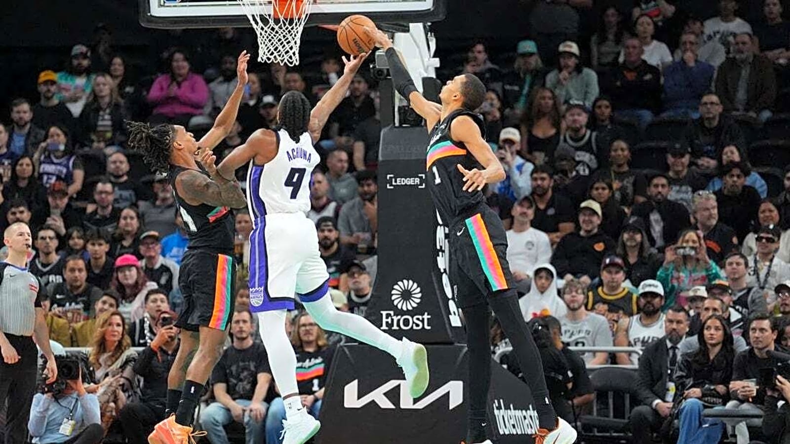 Spurs hand woeful Kings their 16th straight loss