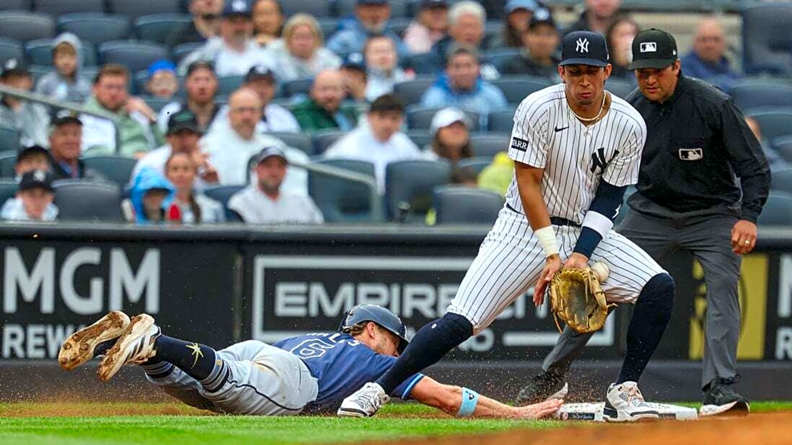 Yankees&#39; Oswaldo Cabrera (leg) taken off field in ambulance