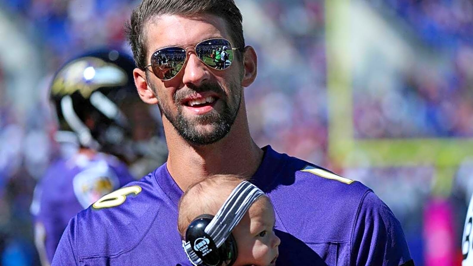 Michael Phelps makes a splash with Ravens&#39; swimming lessons